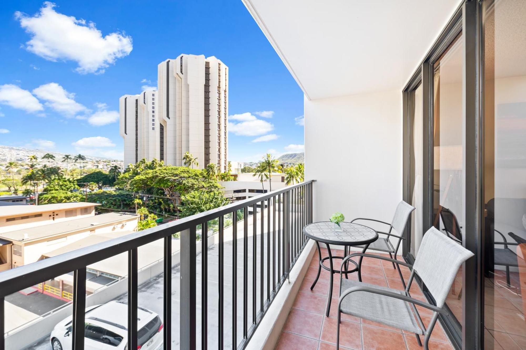 Cozy Waikiki Getaway, Stroll To Beach With Free Parking Гонолулу Экстерьер фото
