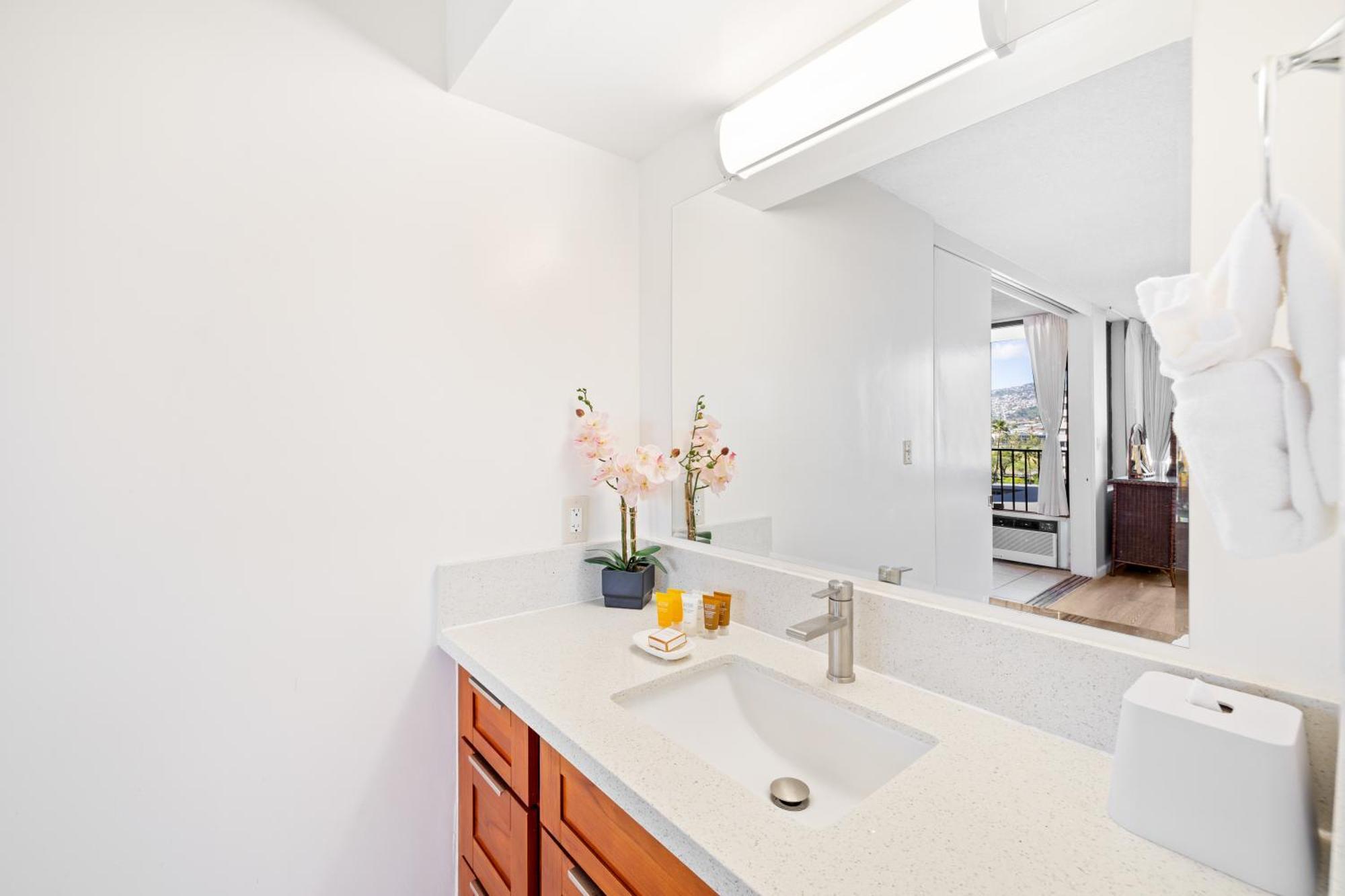 Cozy Waikiki Getaway, Stroll To Beach With Free Parking Гонолулу Экстерьер фото